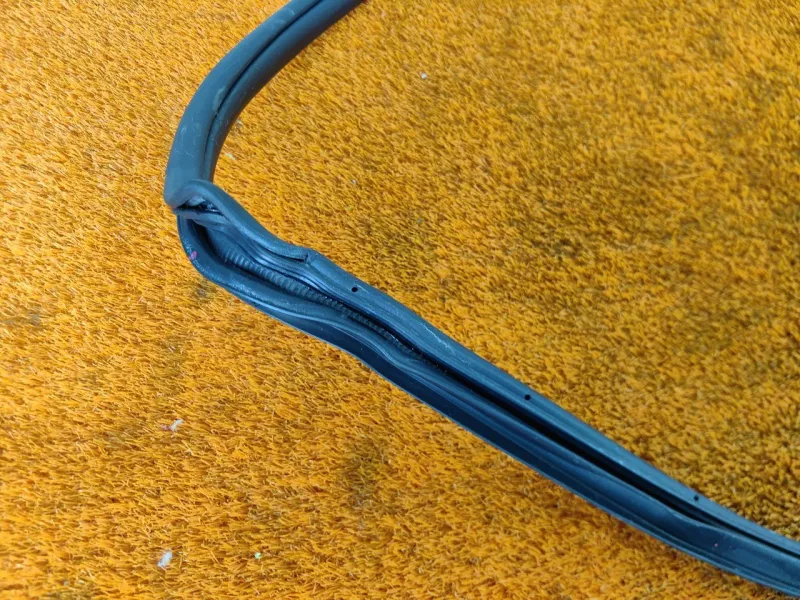 Уплотнитель проема двери