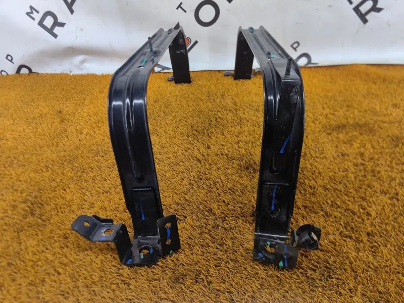 Крепление топливного бака