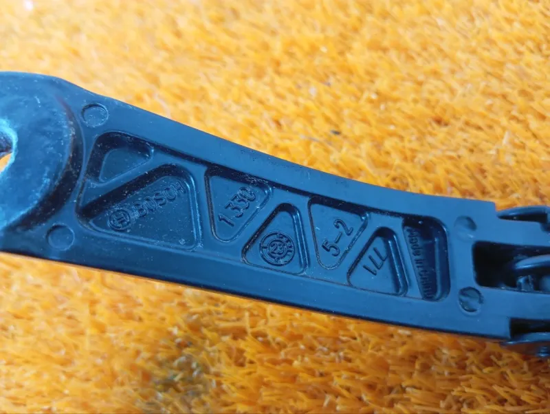 Поводок стеклоочистителя лобового стекла