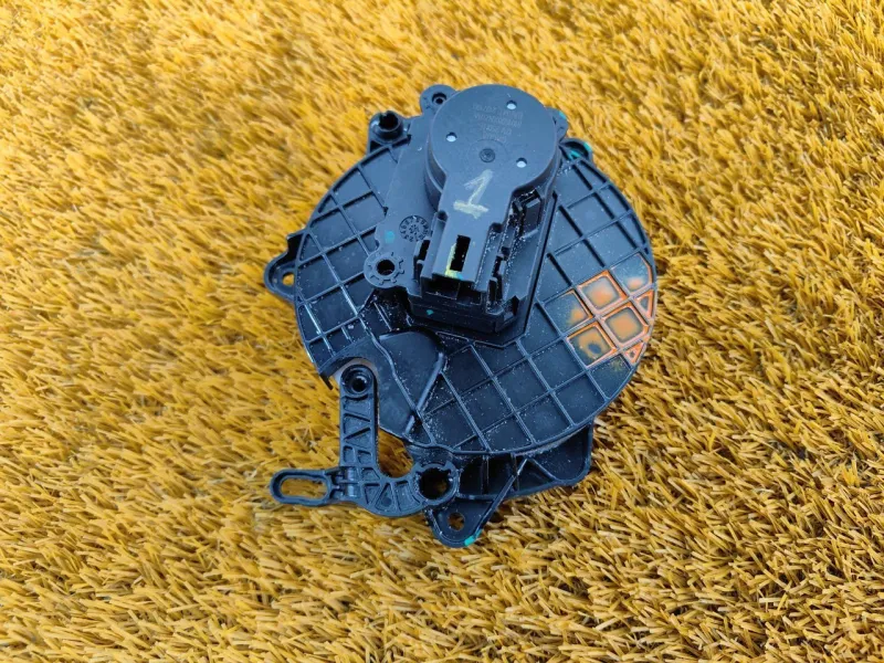 Моторчик заслонки печки