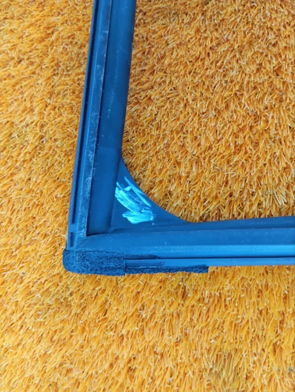 Уплотнитель стекла двери