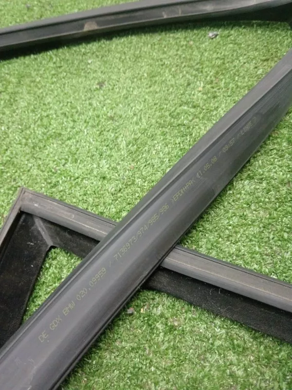 Уплотнитель стекла двери