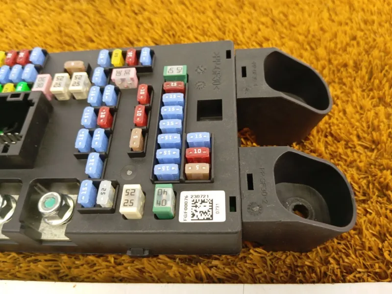 Блок предохранителей салонный