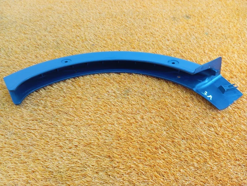 Накладка петли крышки багажника