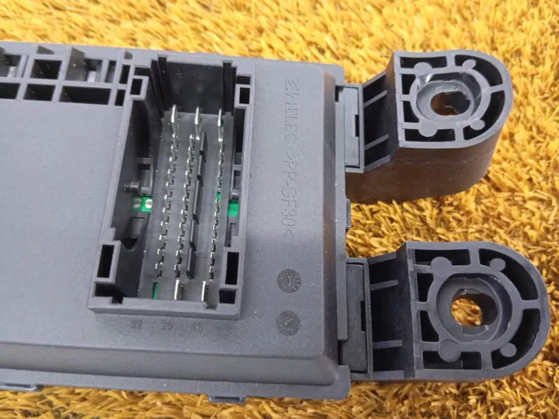 Блок предохранителей салонный