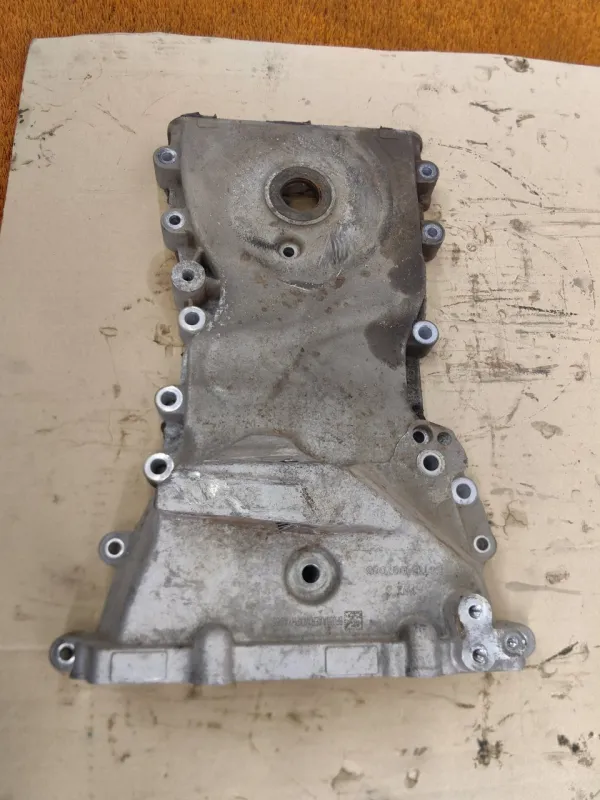 Крышка двигателя передняя