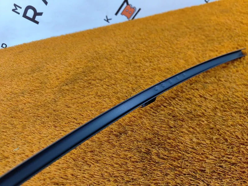 Направляющая стекла двери