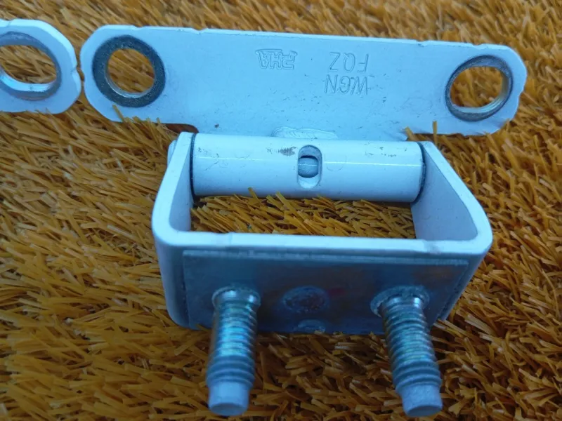 Петля двери багажника