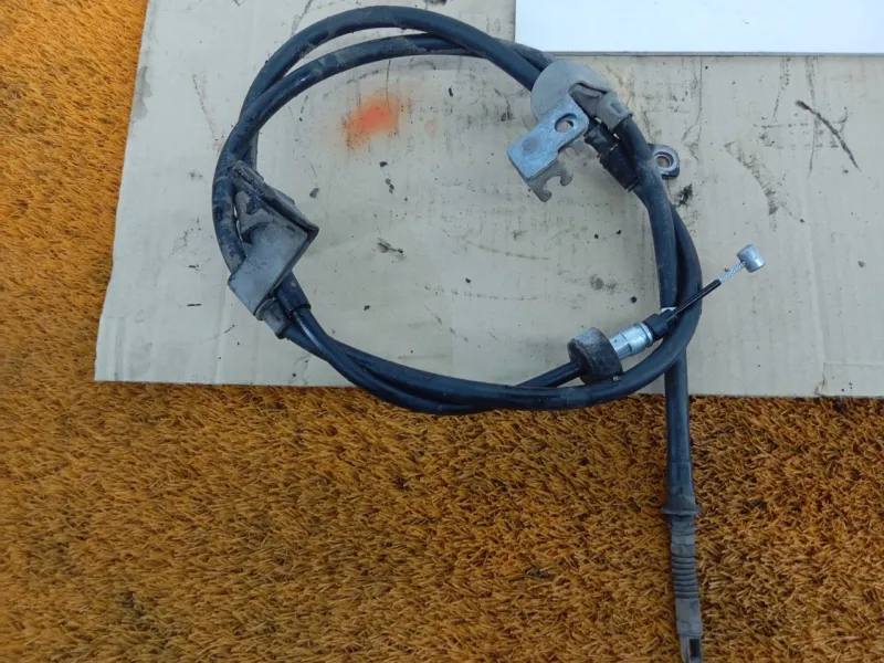 Трос стояночного тормоза