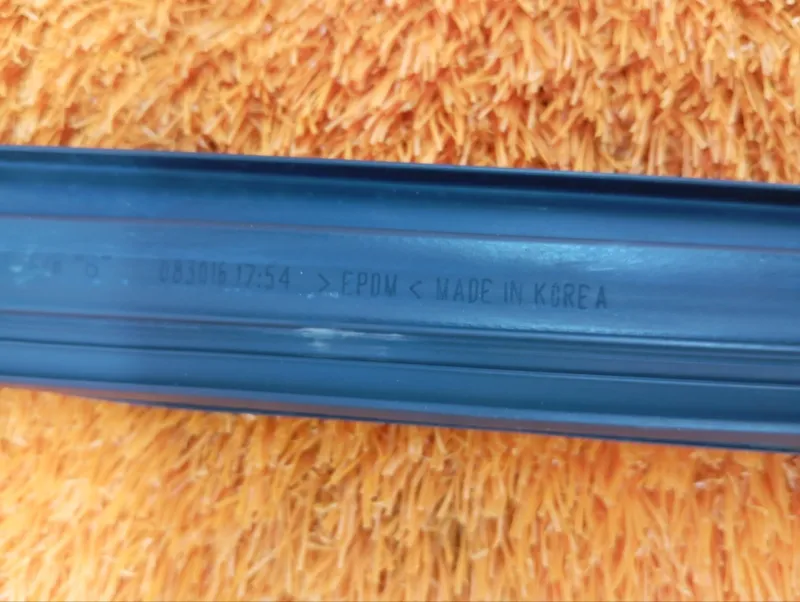 Уплотнитель стекла двери