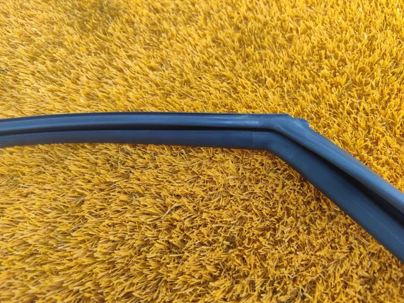 Уплотнитель стекла двери