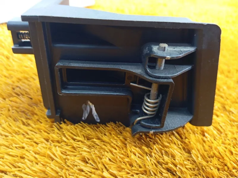 Кронштейн шторки багажника