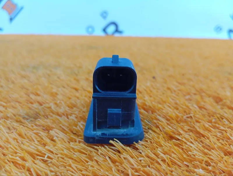 Кнопка открывания багажника