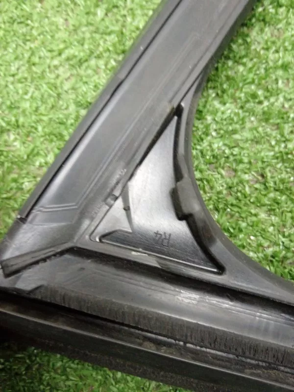 Уплотнитель стекла двери