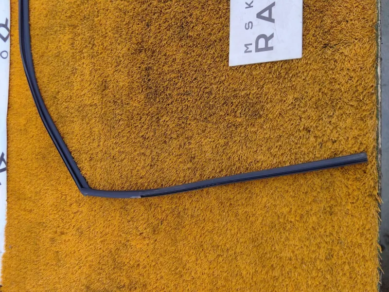 Уплотнитель стекла двери