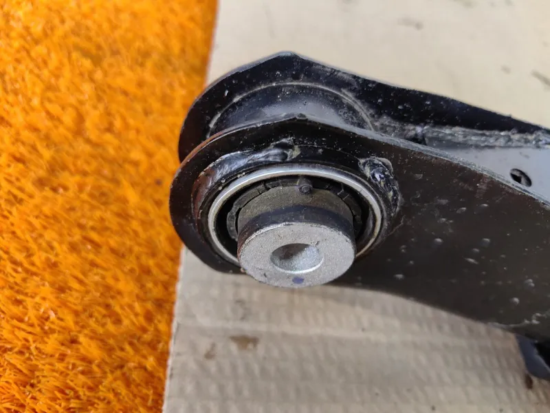 Рычаг подвески нижний