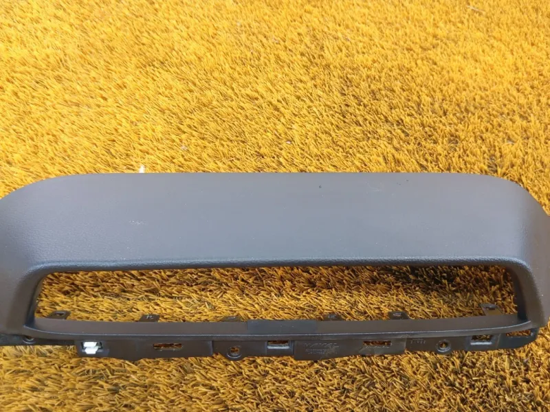 Декоративная накладка торпедо под дефлектор