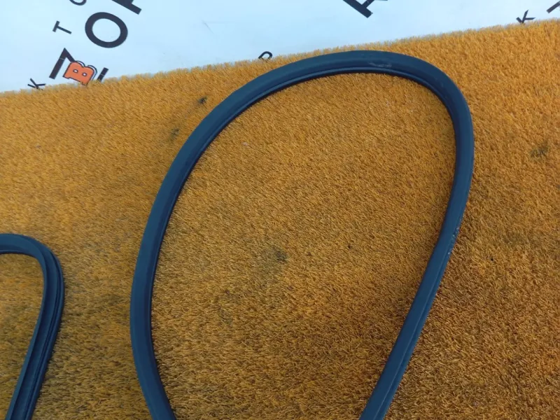 Уплотнитель проема двери