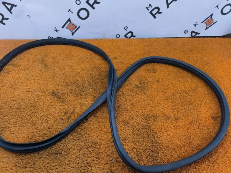 Уплотнитель проема двери