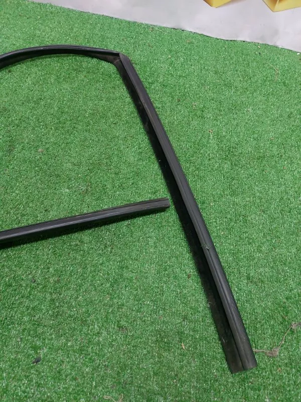 Уплотнитель стекла двери