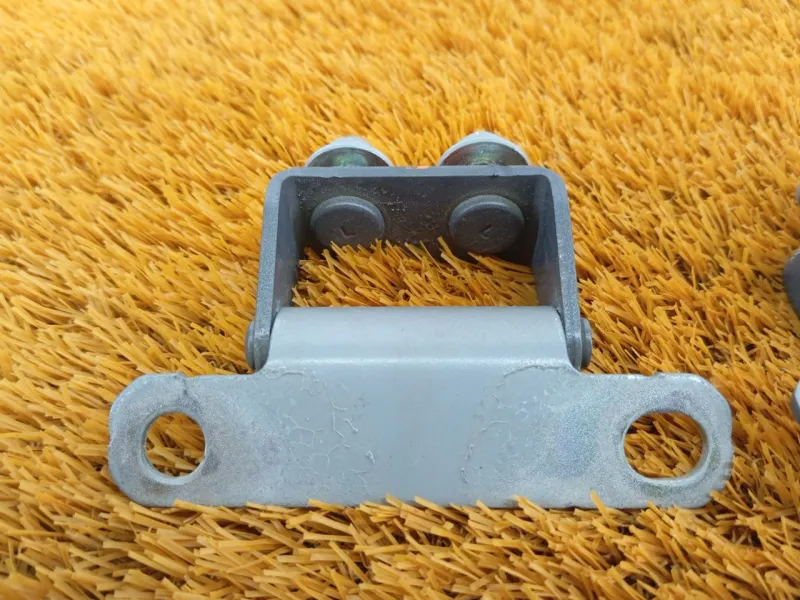 Петля двери багажника