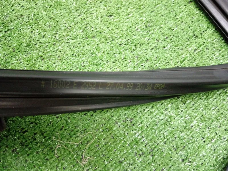 Уплотнитель стекла двери