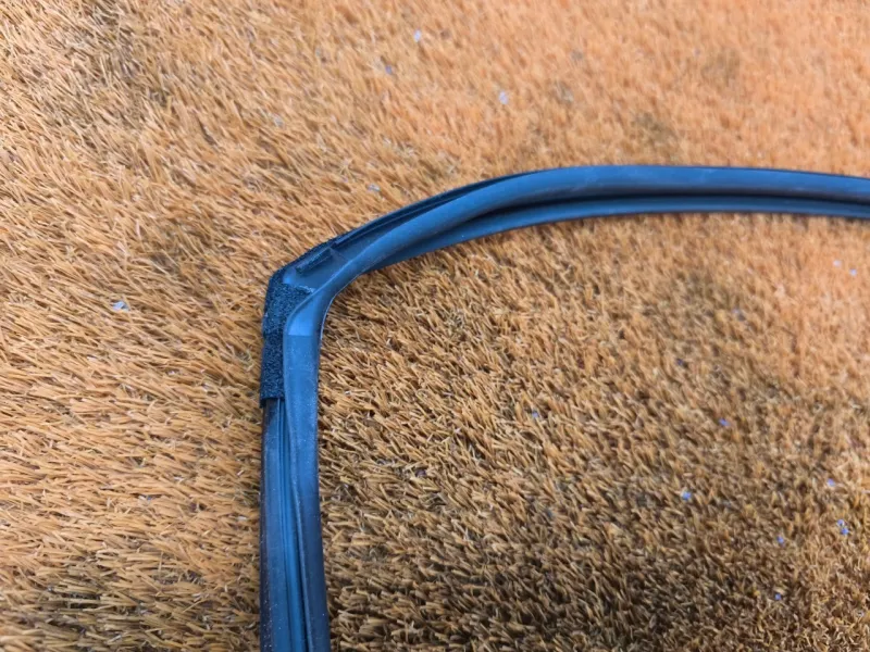 Уплотнитель стекла двери