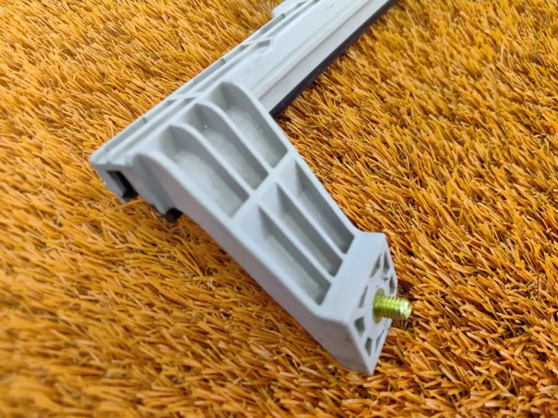 Направляющая стекла двери