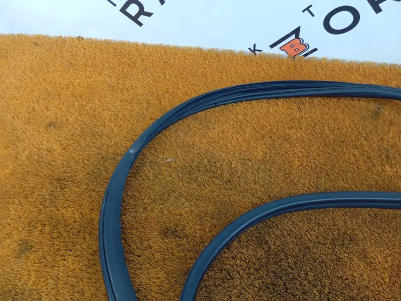 Уплотнитель проема двери