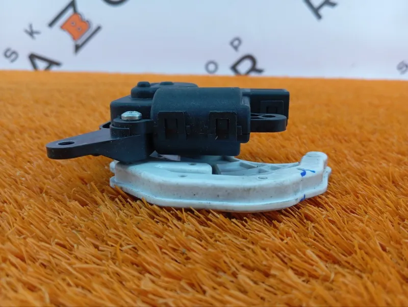 Сервопривод заслонок печки