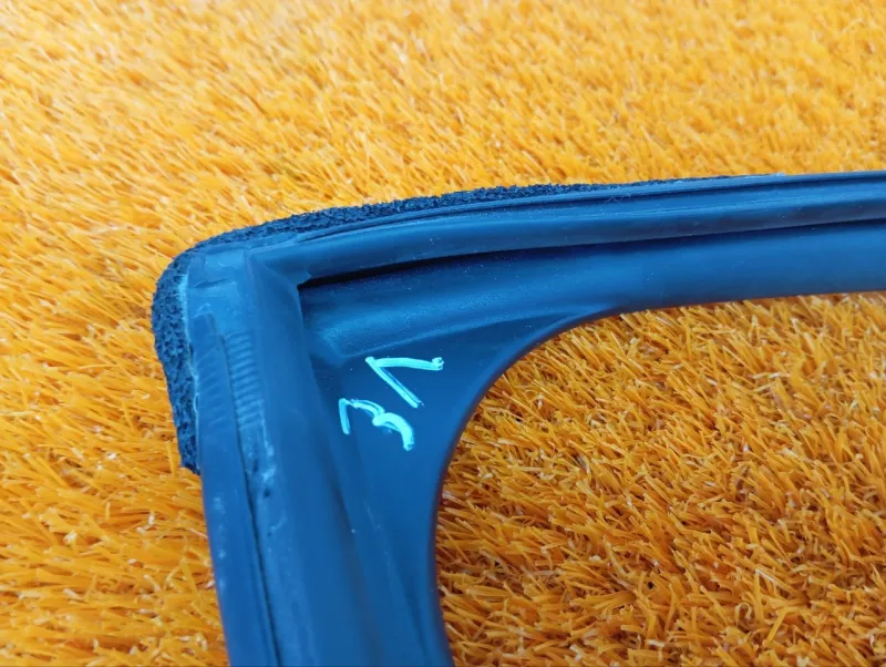 Уплотнитель стекла двери