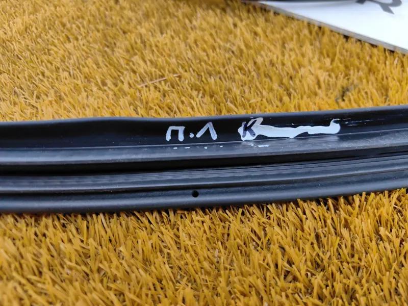 Уплотнитель проема двери