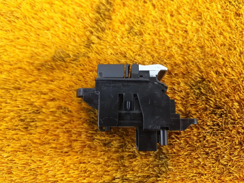 Кнопка стояночного тормоза