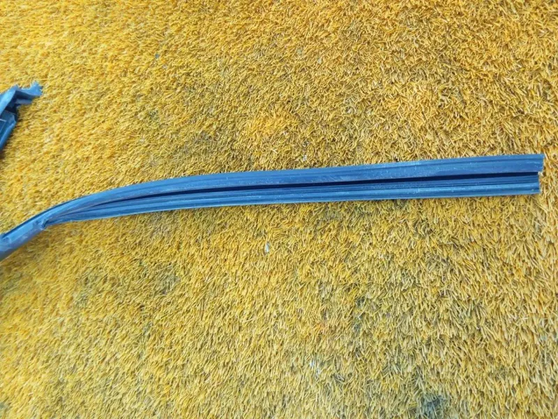 Уплотнитель стекла двери