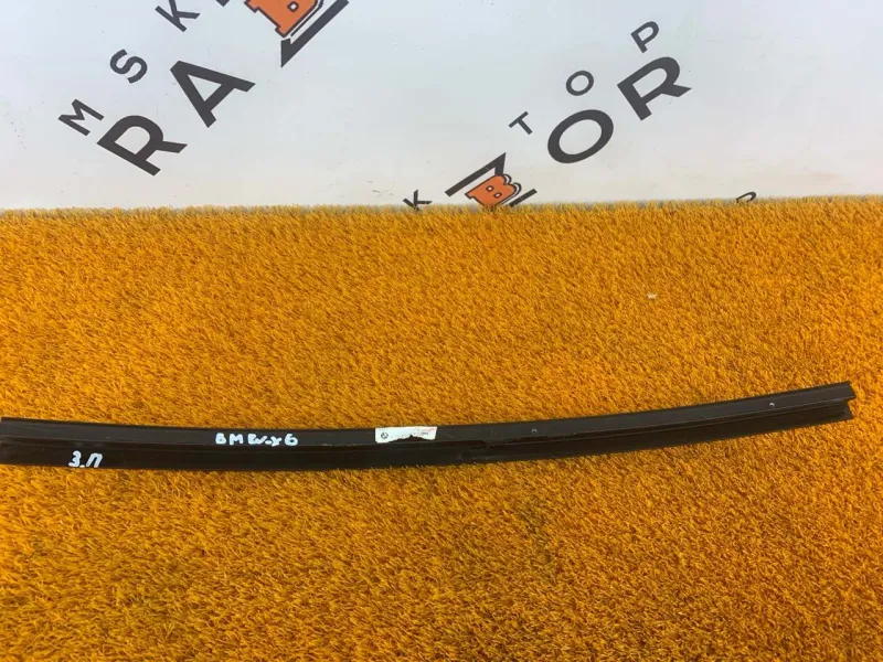 Направляющая стекла двери