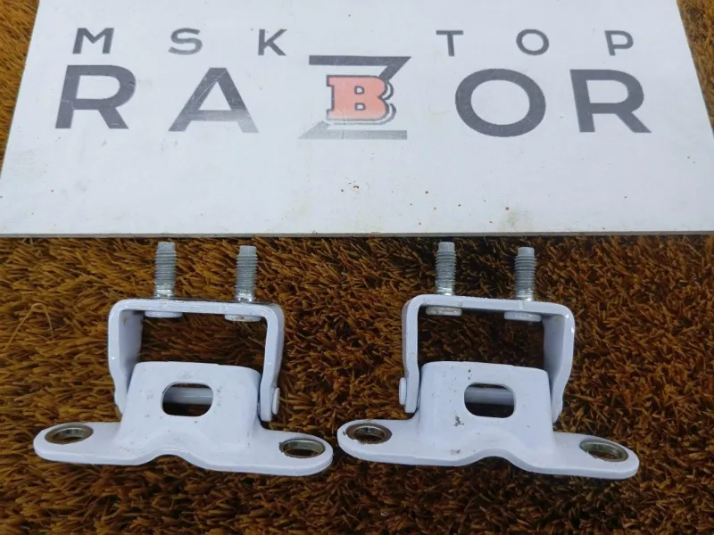 Петля двери багажника