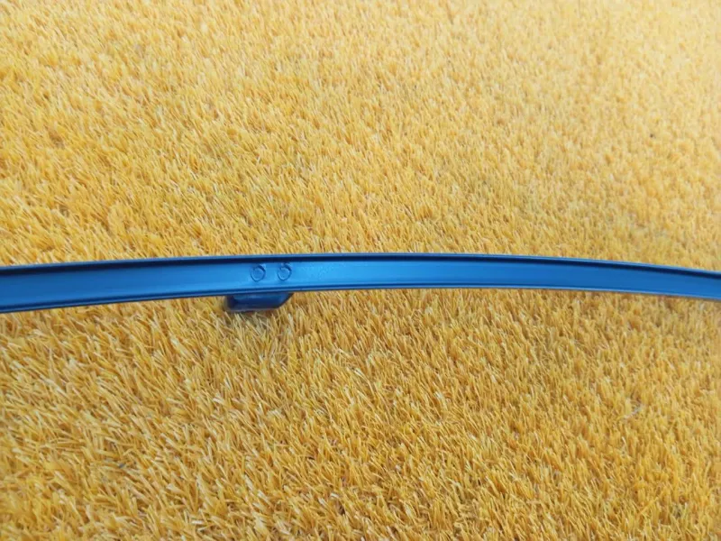 Направляющая стекла двери