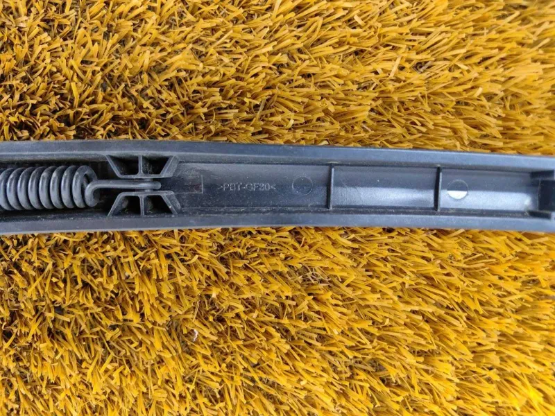 Поводок стеклоочистителя багажника