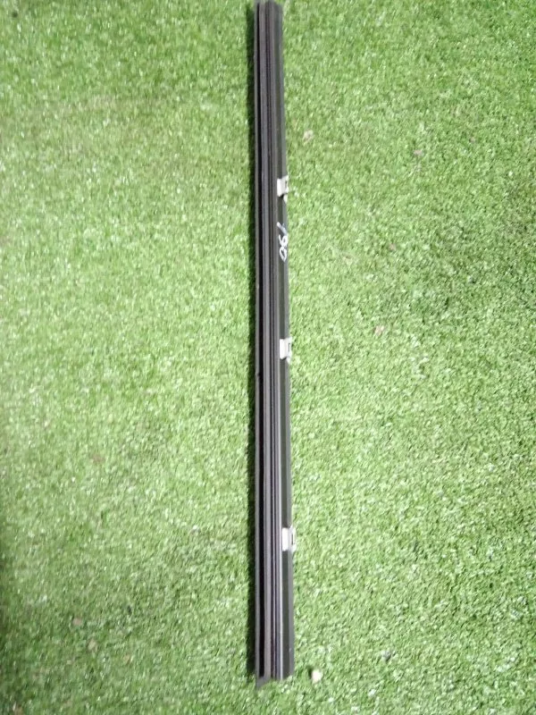 Направляющая стекла двери