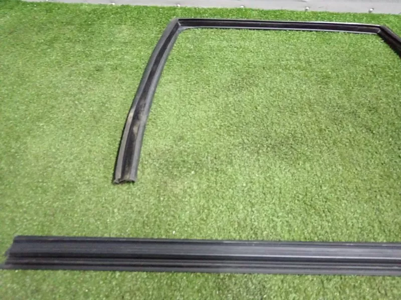 Уплотнитель стекла двери