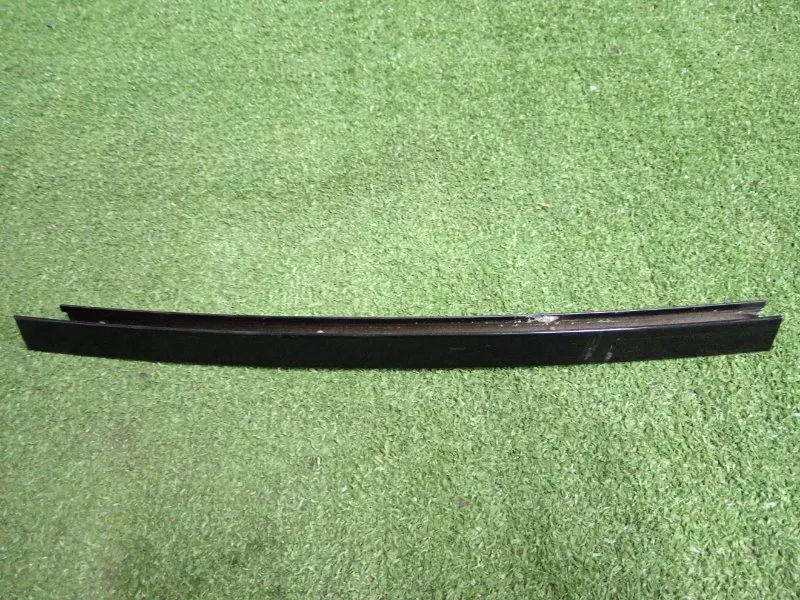 Направляющая стекла двери