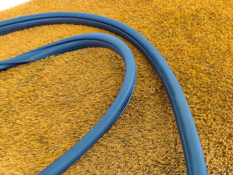 Уплотнитель проема двери