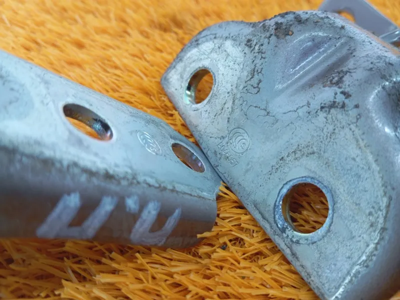 Петля двери