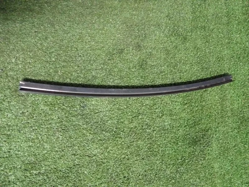 Направляющая стекла двери