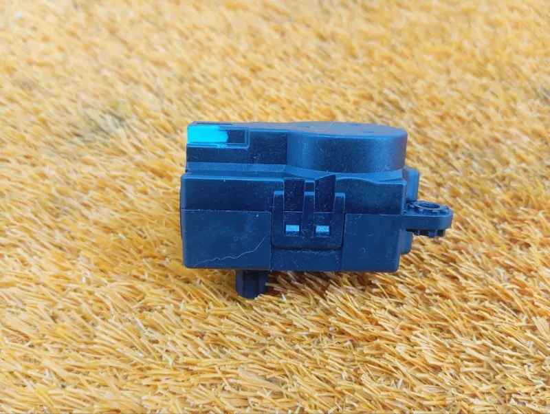 Сервопривод заслонок печки