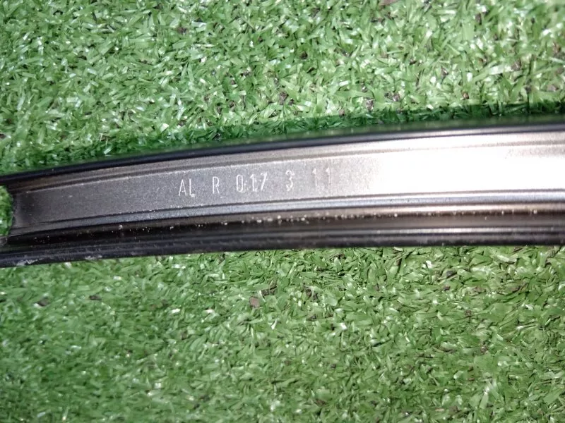 Направляющая стекла двери