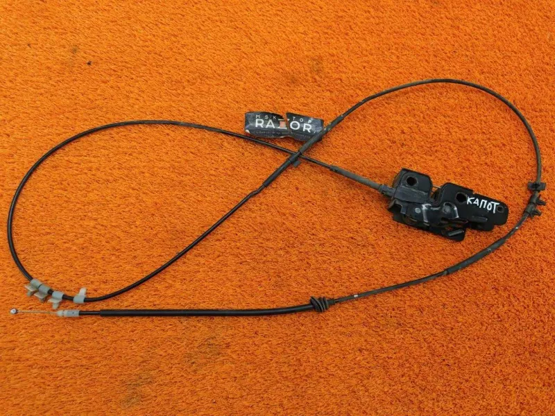 Замок капота