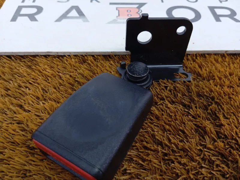 Ответная часть ремня безопасности