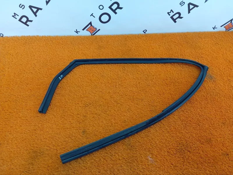 Уплотнитель стекла двери