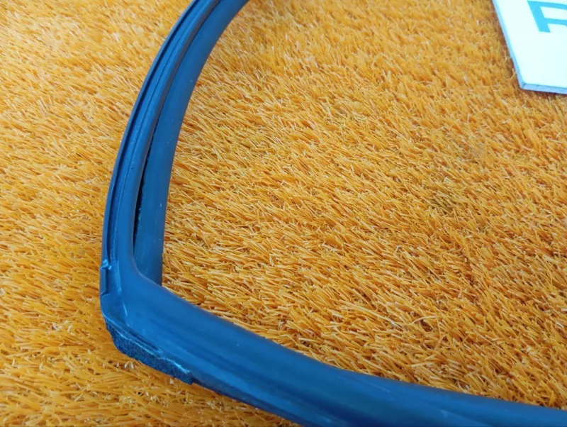 Уплотнитель стекла двери